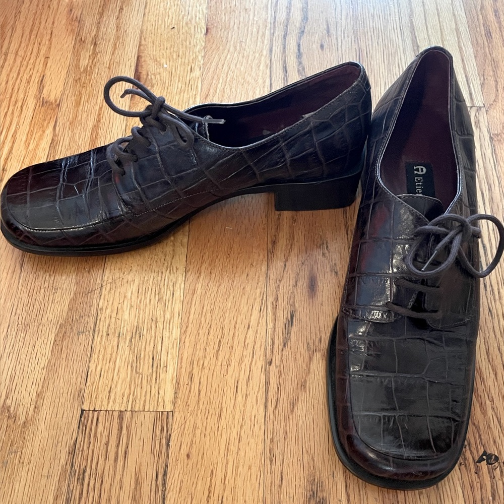 Étienne Aigner 1990s vintage brown patent Oxford lace up shoes. Women’s sz 7